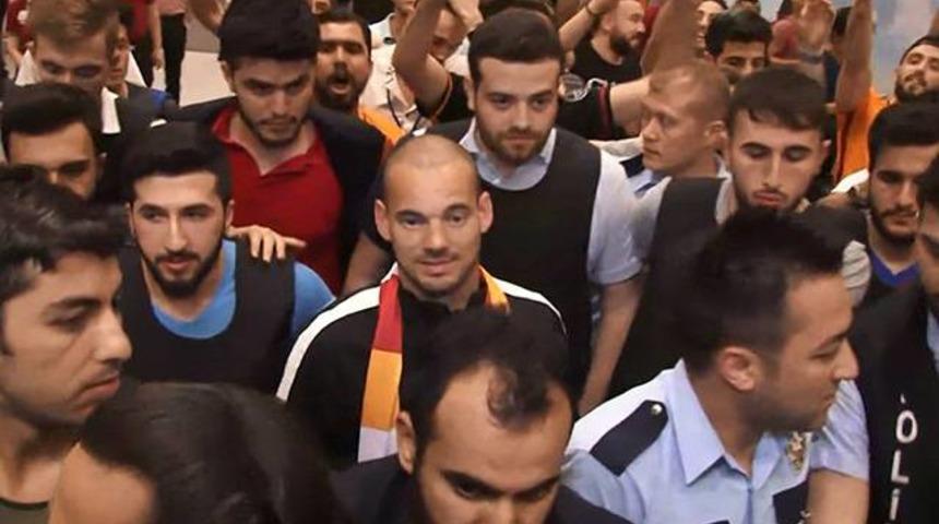 Galatasaray-Sneijder g&ouml;r&uuml;şmesi ertelendi