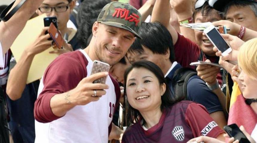 Podolski, Japonya'yı salladı