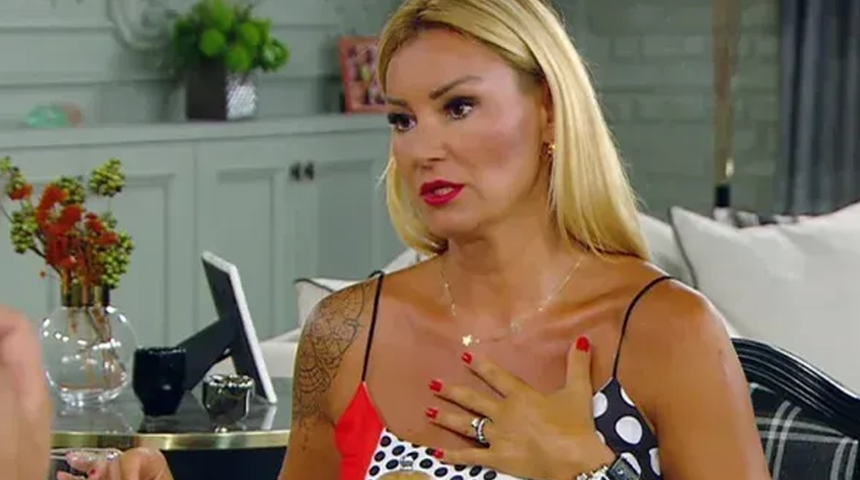 Pınar Altuğ bikinisiyle poz verdi! "Donsuz çıkın ortalığa" yorumu kızdırdı