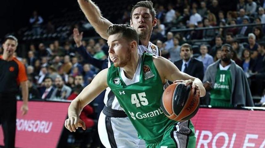 Dairis Bertans Armani Milano'da