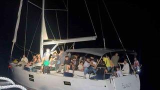 Sürüklenen yelkenli teknedeki 78 düzensiz göçmen kurtarıldı