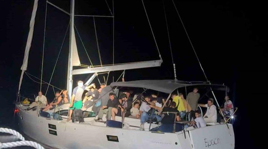 Sürüklenen yelkenli teknedeki 78 düzensiz göçmen kurtarıldı