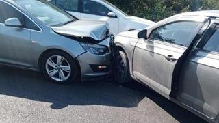 Alaplı’da iki otomobil kafa kafaya çarpıştı