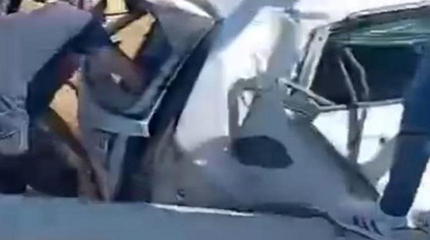 Yoldan çıkan araç bariyerlere ve direğe çarptı: 2 yaralı