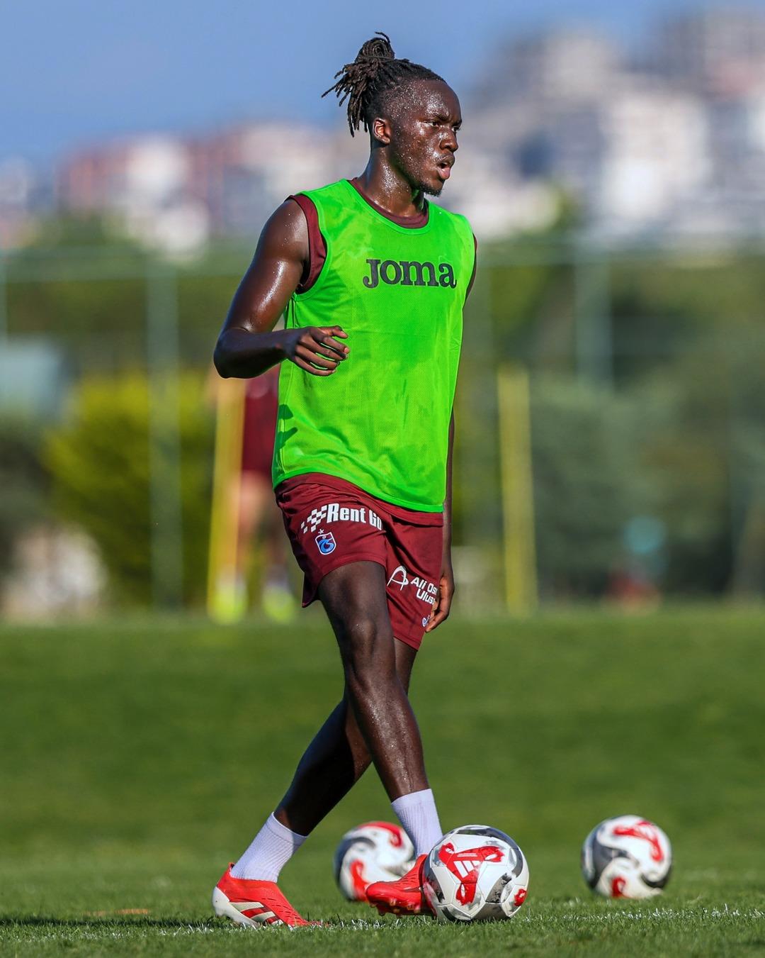 Trabzonspor da Batista Mendy nin geleceği belli oluyor! İspanyol ekibi Sevilla ile her konuda anlaşılırken, yıldız isim sağlık kontrolleri için İspanya da... 2