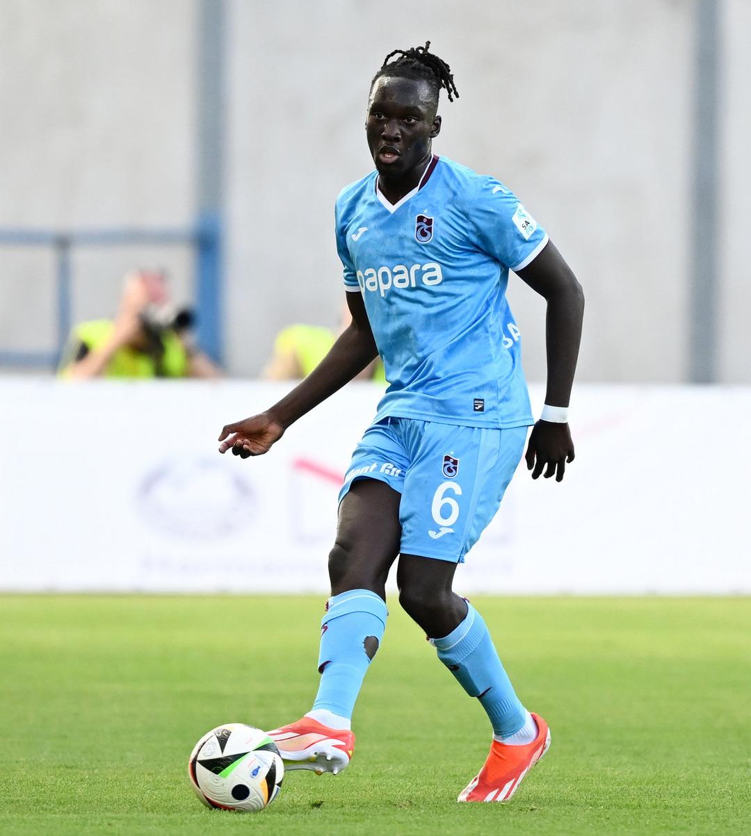 Trabzonspor da Batista Mendy nin geleceği belli oluyor! İspanyol ekibi Sevilla ile her konuda anlaşılırken, yıldız isim sağlık kontrolleri için İspanya da... 3