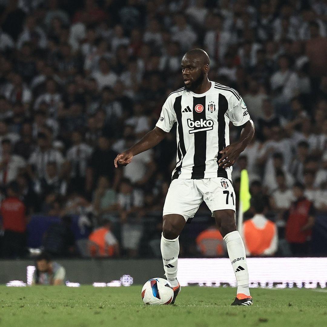 Beşiktaş ta Jen Onana sağlık kontrollerinden geçmek için italya da! Kamerunlu futbolcu kiralık olarak Genoa nın yolunu tutuyor... 1