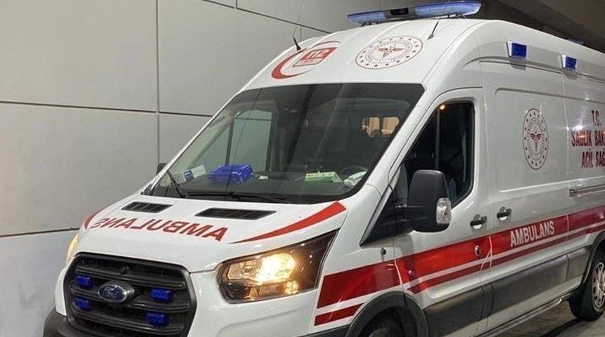 Sürücüsünün direksiyon hakimiyetini kaybettiği otomobil takla attı: 4 yaralı