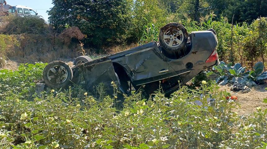 Karabük'te çarpışan otomobillerden birinin bahçeye devrildiği kazada 3 kişi yaralandı
