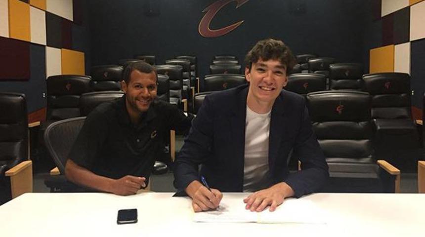 Cedi Osman Cleveland'la 3 yıllık s&ouml;zleşme imzaladı