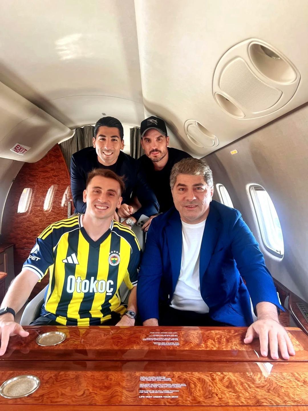 Kerem Aktürkoğlu, Fenerbahçe formasını giydi! Sosyal medyayı karıştıran açıklama: "Çocukluk aşkına hoş geldin Kerem Aktürkoğlu" 3