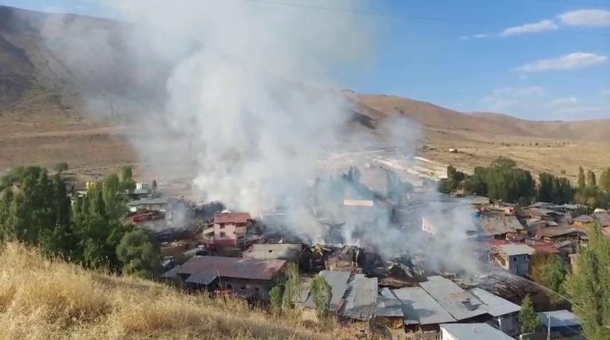 Erzurum’da köyde çıkan yangında 15 ev kullanılamaz hale geldi