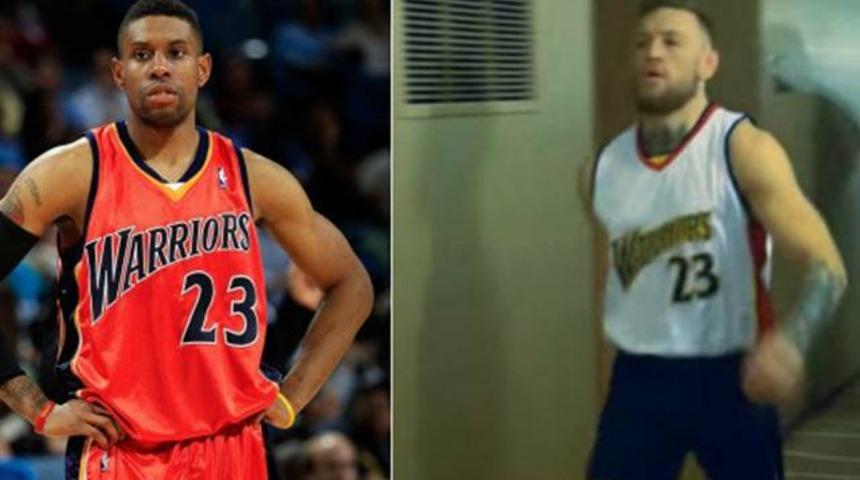 McGregor, Mayweather'ın sevgilisiyle yazışan CJ Watson'ın formasıyla g&ouml;r&uuml;ld&uuml;