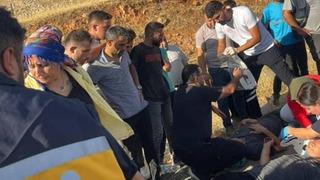 Seyir halindeki aracın tekeri patladı: Baba ve oğlu yaralandı