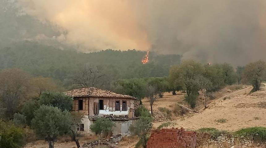 Denizli-Aydın il sınırında 4 gündür devam eden yangında bir köy tahliye ediliyor