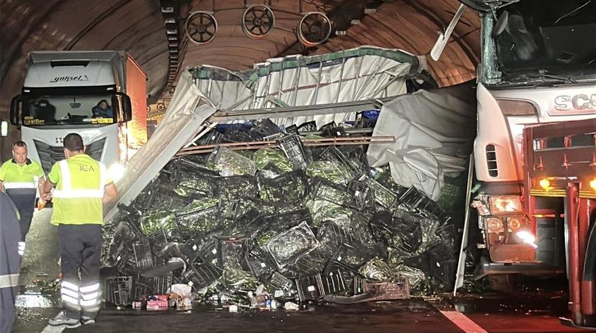 Kuzey Marmara Otoyolu'nda sebze yüklü tır devrildi: Kilometrelerce araç kuyruğu oluştu