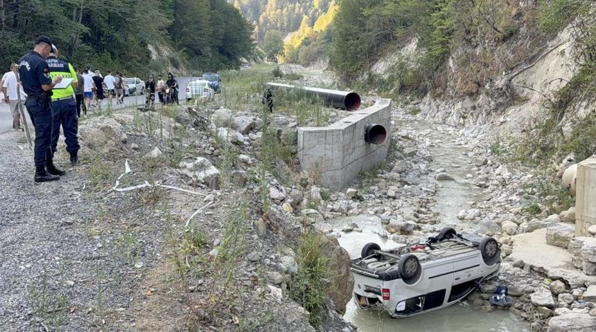 Piknikten dönen ailenin aracı dereye uçtu: 6 yaralı