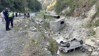 Piknikten dönen ailenin aracı dereye uçtu: 6 yaralı