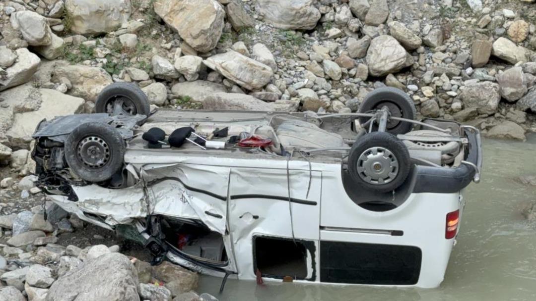 Piknikten dönen ailenin aracı dereye uçtu: 6 yaralı 2