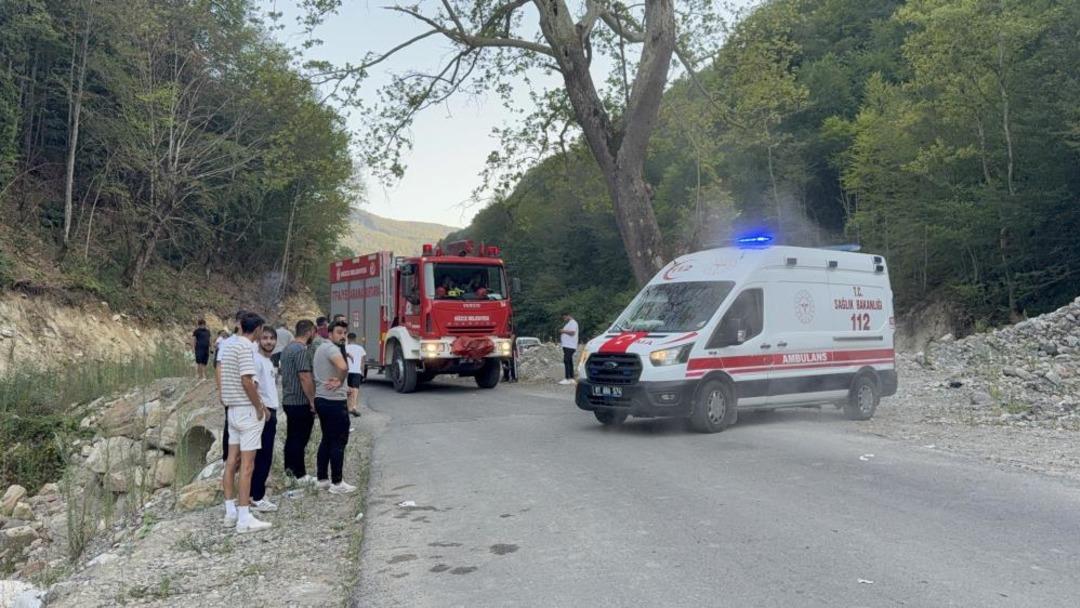 Piknikten dönen ailenin aracı dereye uçtu: 6 yaralı 3