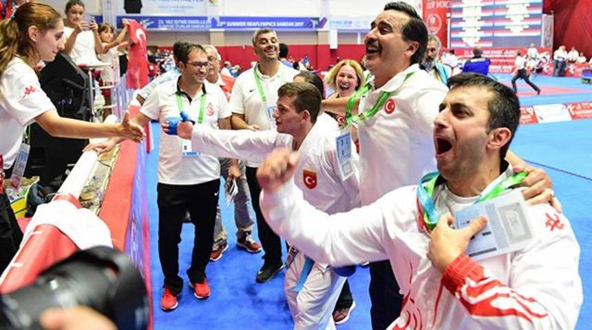 &Ccedil;ocukları tatamide onlar trib&uuml;nde terledi