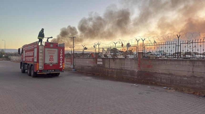 Diyarbakır'da Mega Sanayi Sitesi çöplüğünde yangın