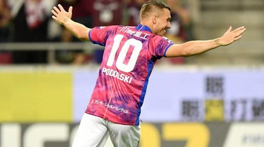 Podolski Vissel Kobe kariyerine 2 golle başladı