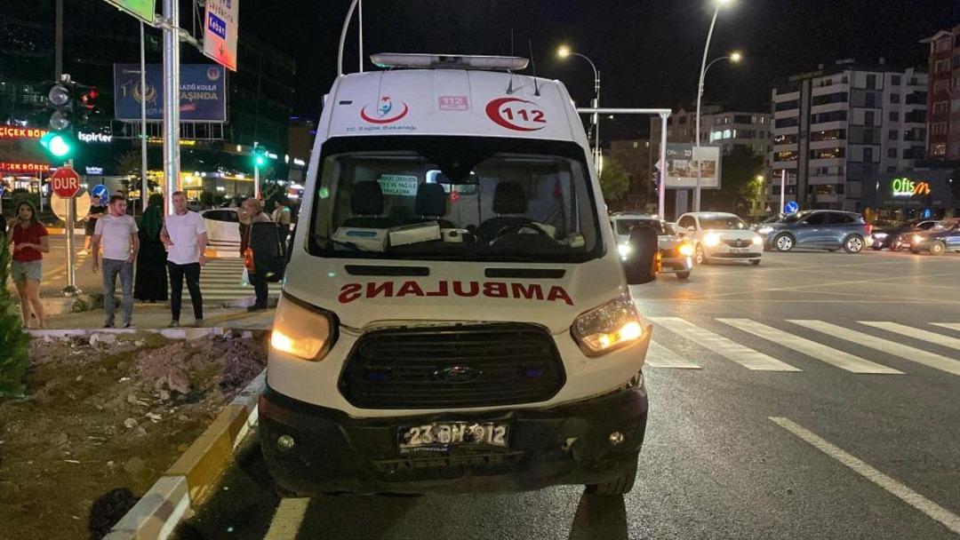 Elazığ da ambulans otomobille çarpıştı: 3 yaralı 1