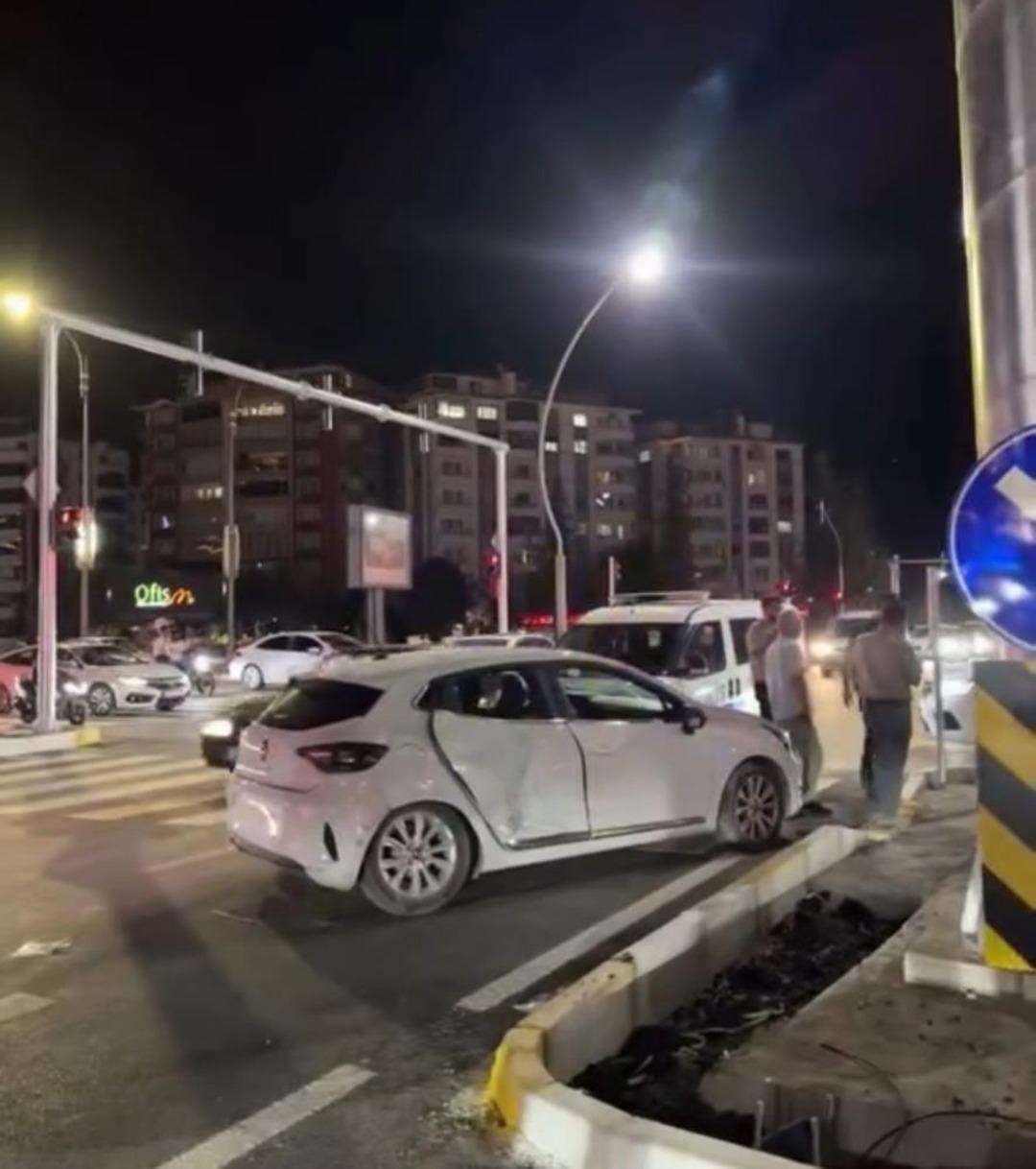 Elazığ da ambulans otomobille çarpıştı: 3 yaralı 2