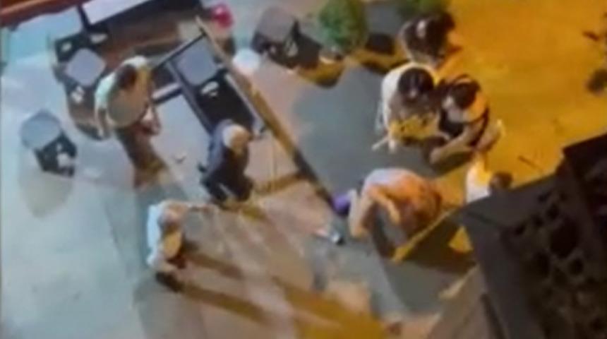 Taksim’de bir kişiye saldıran translar yakalandı