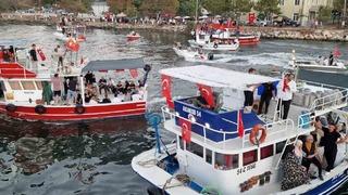 Balıkçılar av sezonunun açılmasını teknelerde meşale yakarak kutladı