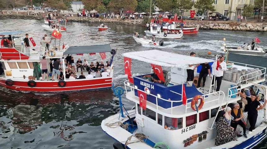 Balıkçılar av sezonunun açılmasını teknelerde meşale yakarak kutladı