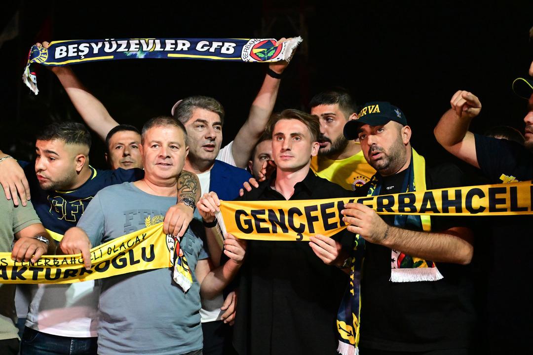 Ayağının tozuyla ortalığı karıştıran sözler! Kerem Aktürkoğlu nun açıklamalarına sert tepki: "Boşuna dayak yemedi! Yediğin tabağa tükürüyorsun, utan!" 1