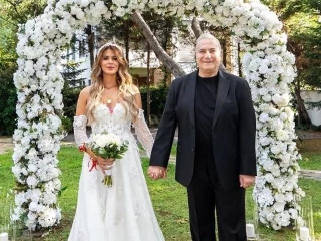 Boşanmanın ardından sessizliğini bozdu! 'K&ouml;peğimi &ouml;zledim' 