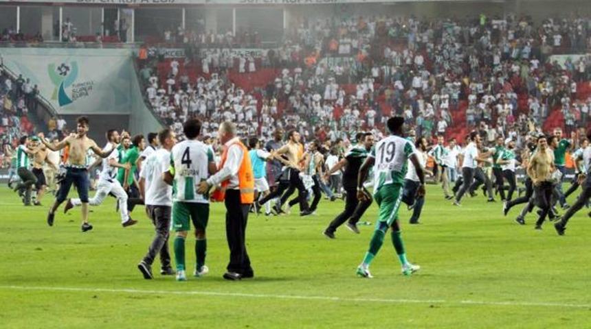 Sahaya bı&ccedil;ak atan holigan ifadesi alınıp serbest bırakıldı