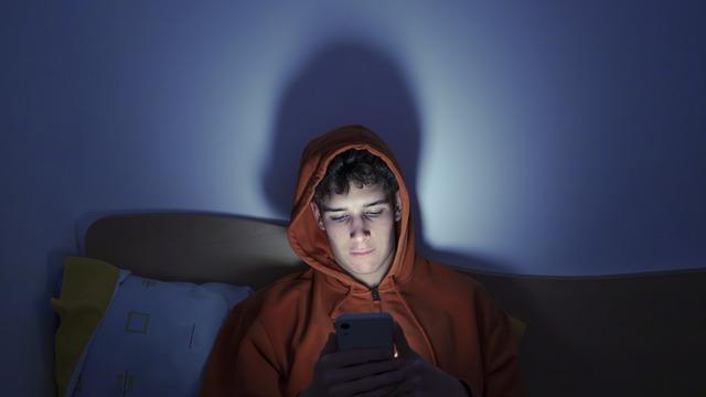 Akıllı telefonlarda 'Gece Modu' göz sağlığına gerçekten iyi gelir mi? Telefon gece modu faydalı mı?