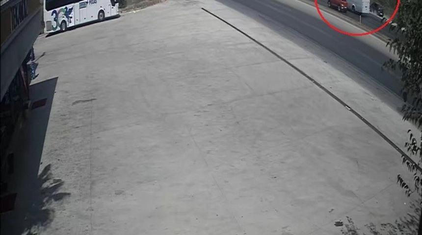 Kırmızı ışıkta duran araçlara çarpmamak için otomobilini şarampole sürdü