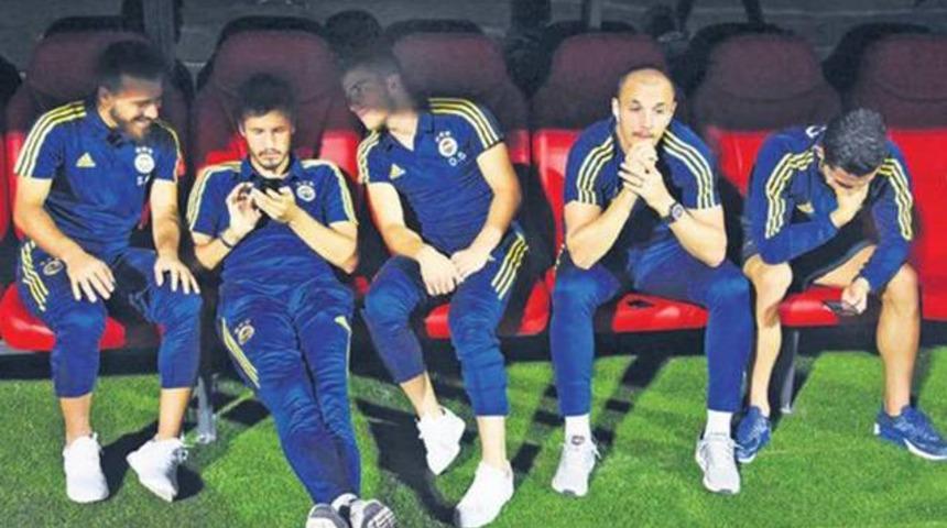Fenerbah&ccedil;eli oyuncuların yedek kul&uuml;besindeki g&ouml;r&uuml;nt&uuml; &ccedil;ıldırttı