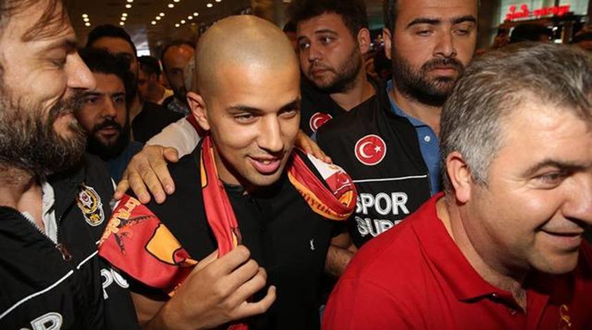 Galatasaray'da Feghouli imzayı atıyor