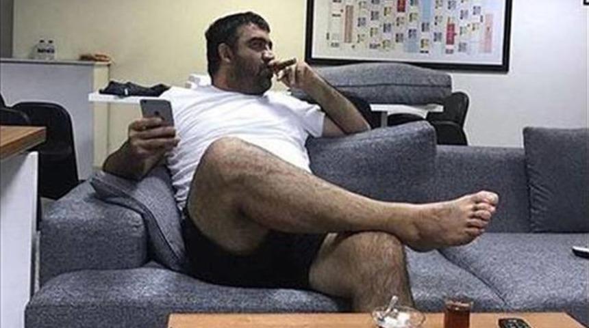 &Uuml;mit &Ouml;zat'ın puroyla fotoğrafı ortaya &ccedil;ıktı