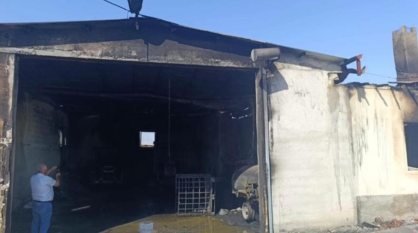 Depoda çıkan yangında 2 traktör, ev ve gübreler yandı