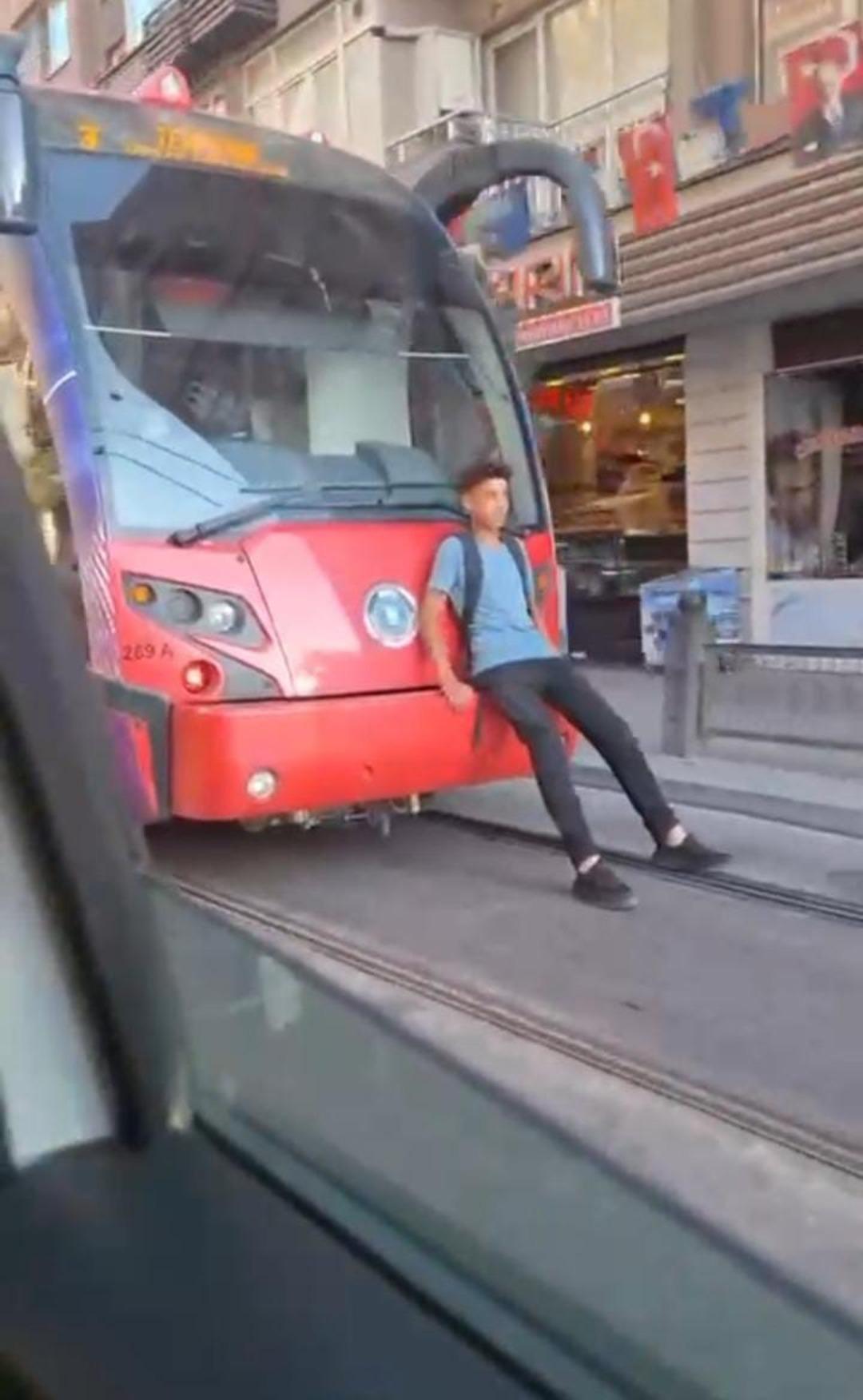 Yürekleri ağza getiren görüntü! Tramvayın arkasında tehlikeli yolculuk 1