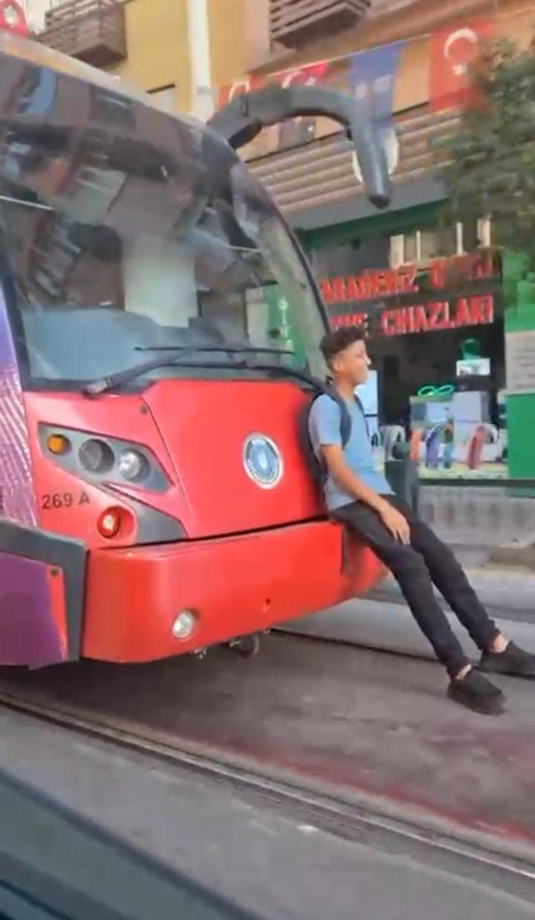 Yürekleri ağza getiren görüntü! Tramvayın arkasında tehlikeli yolculuk 2