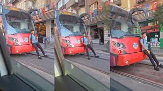 Yürekleri ağza getiren görüntü! Tramvayın arkasında tehlikeli yolculuk