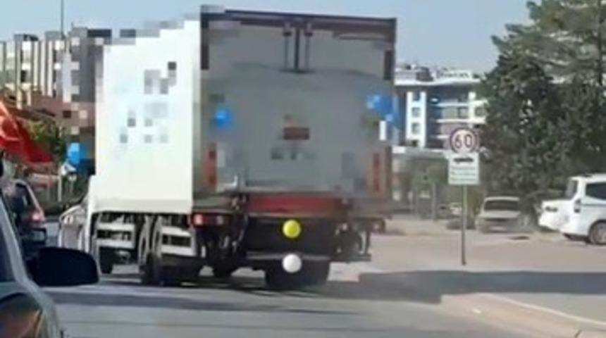 Balonla süslü kamyonun sürücüsünün hareketleri pes dedirtti