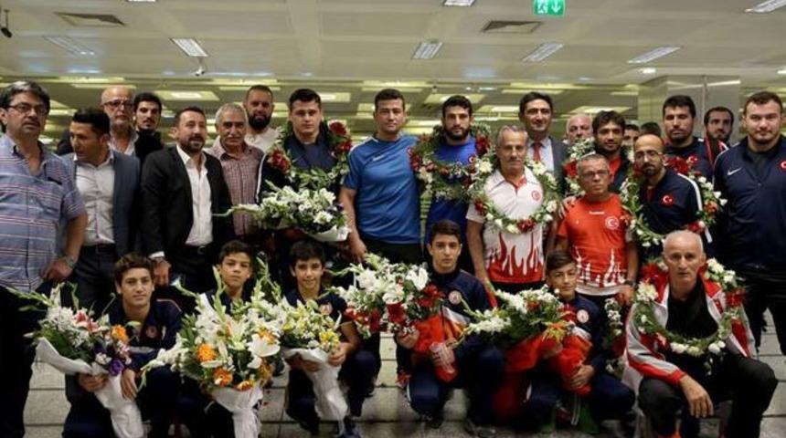 Grekoromen G&uuml;reş Milli Takımı kafilesi yurda d&ouml;nd&uuml;