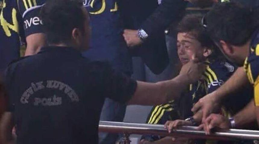 Ağlayan Fenerbah&ccedil;eli minik taraftarı polis teselli etti