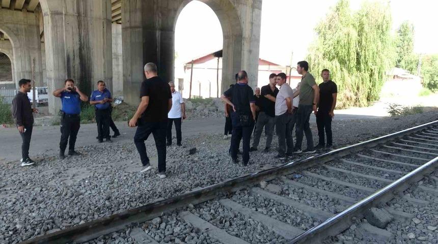 Malatya’da yük treninin çarptığı kişi hayatını kaybetti