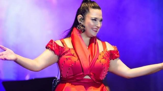 Ünlü şarkıcı Tuğçe Kandemir sahneye çıkarken bir anda yere kapaklandı! O anlar sosyal medyada gündem oldu