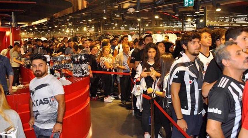 Beşiktaş taraftarı Kartal Yuvası'ndan 2 milyon TL'lik &uuml;r&uuml;n satın aldı
